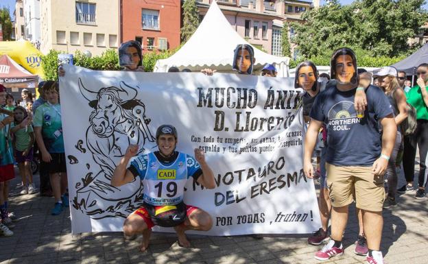 David Llorente, con varios amigos desplazados hasta la Seu d'Urgell con una pancarta de apoyo.