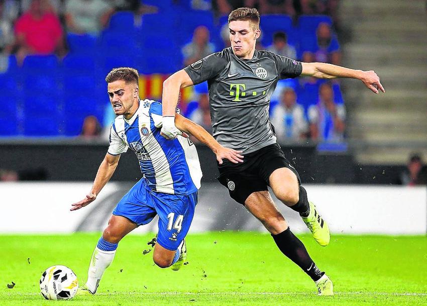 Óscar Melendo, el espejo en el que se miran los canteranos de Cornellá