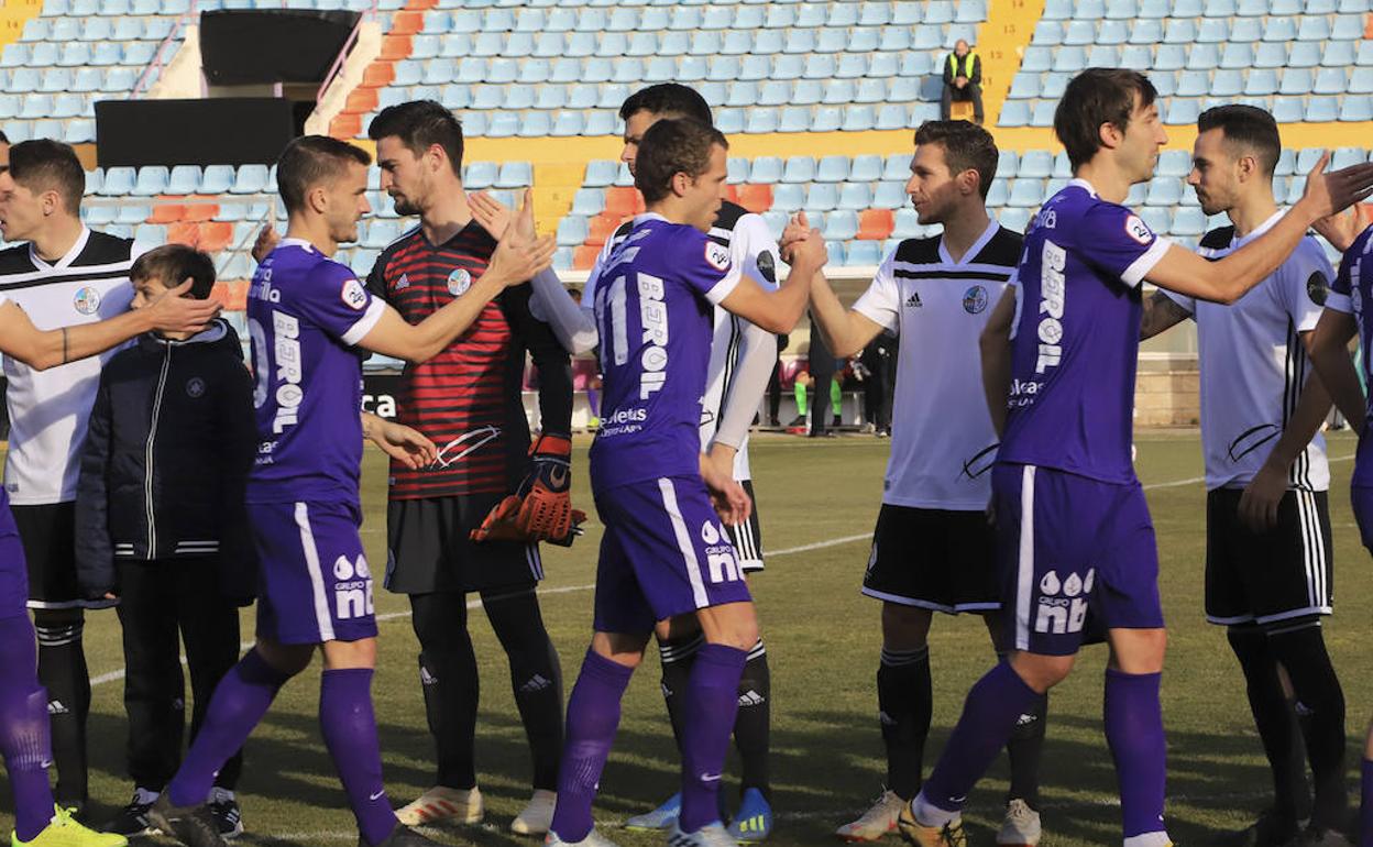 Los jugadores del Burgos y el Salamanca CF se saludan la pasada temporada en el Helmántico. 