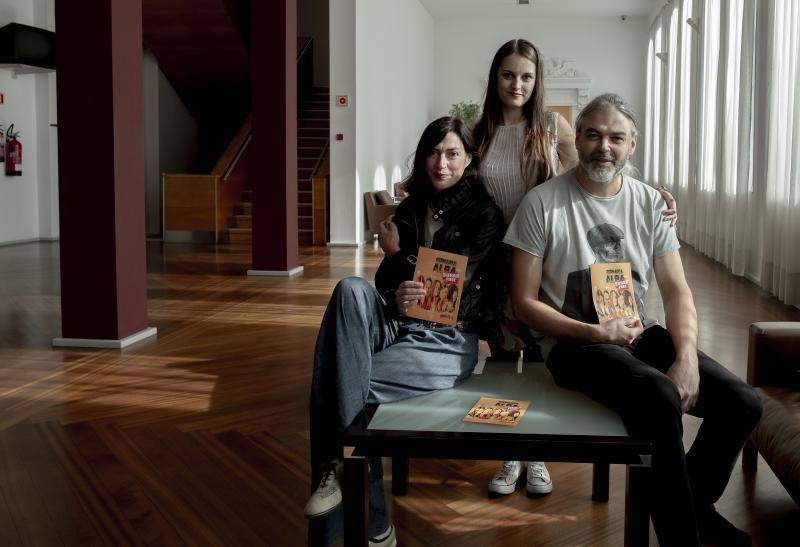 Marta Ruiz de Viñaspre, Clara Parada y Félix Fradejas, integrantes de Ghetto 13-26, en una sala del Teatro Calderón. 