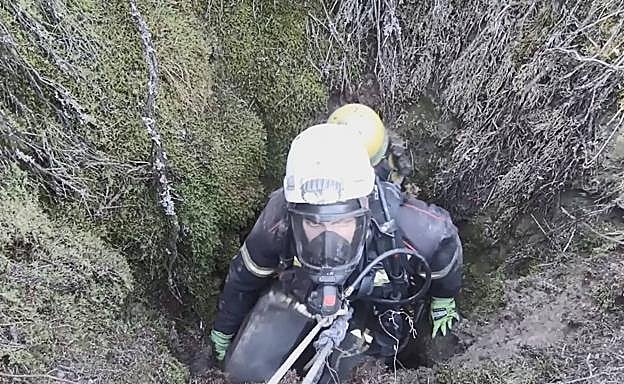 Uno de los bomberos que participó en el rescate, en plena acción. 