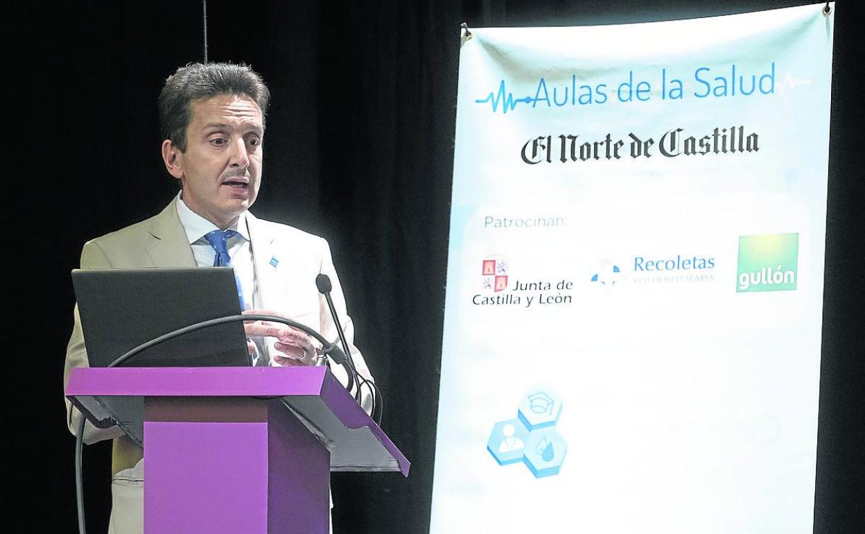 El doctor Daniel de Luis, jefe del Servicio de Endocrinología y Nutrición del Clínico, en plena intervención.