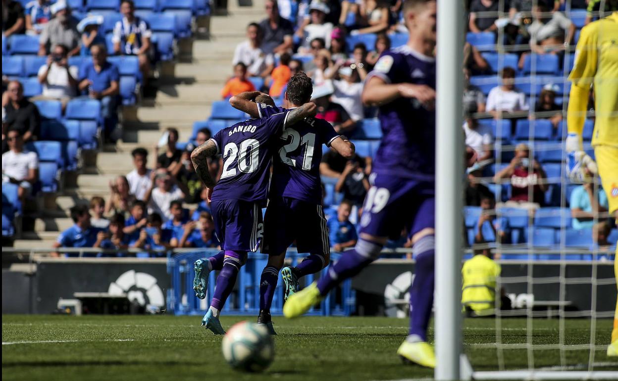 Sandro y Míchel se abrazan para celebrar el gol de penalti del segundo de ellos. 