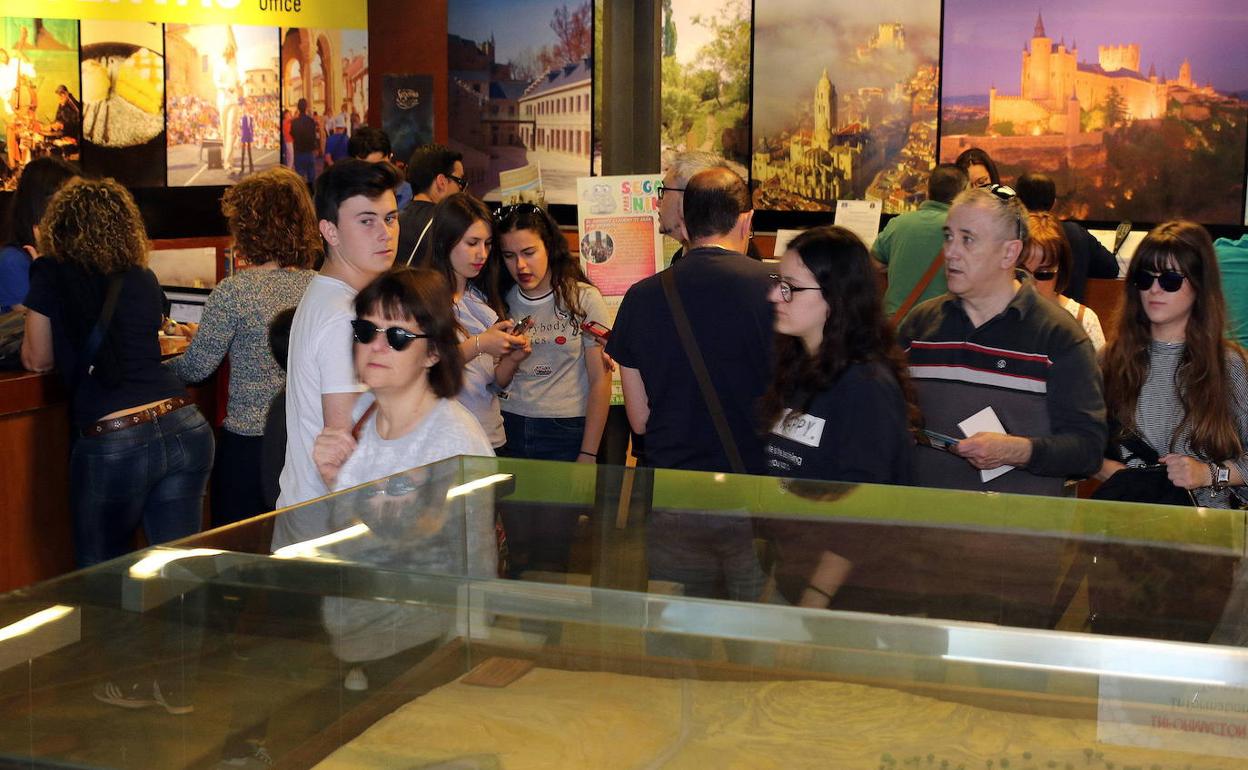 Turistas en el Centro de Recepción de Visitantes de Segovia.
