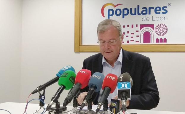 Antonio Silván, durante una rueda de prensa del grupo popular en el Ayuntamiento de León.