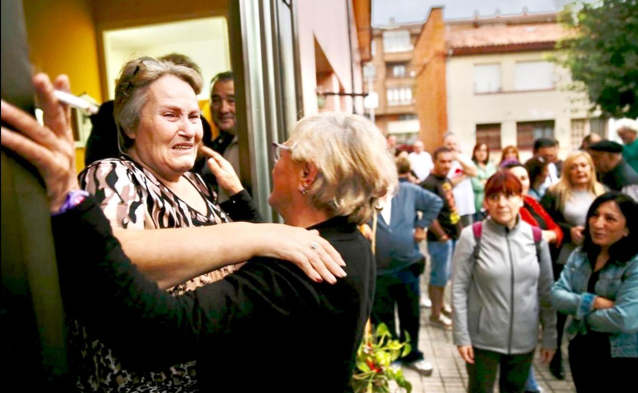 María del Carmen García junto al grupo de personas que se ha concentrado ante su casa para evitar el desahucio.