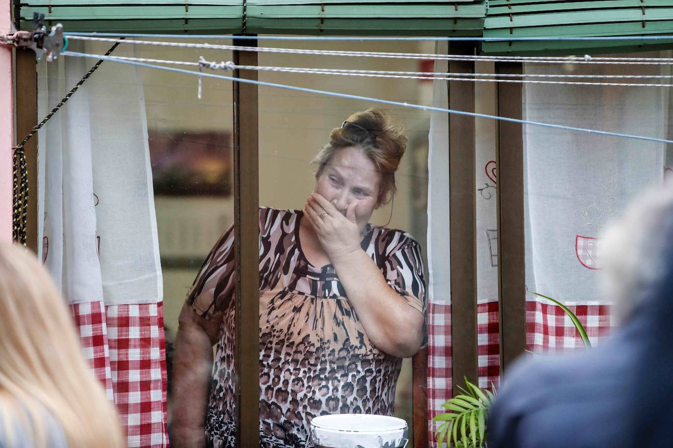 María del Carmen García, vecina del poblado minero de La Camocha, será desahuciada el lunes tras casi 50 años como arrendataria del inmueble. Tras la muerte de se marido, 'Mari', como la conocen en el barrio, asumió el alquiler de un inmueble que compartió durante años junto a sus diez hijos. Lo hizo con la garantía de que esa sería su vivienda de forma vitalicia, tal y como aseguró la empresa a todas las familias del poblado. Sin embargo, tras la quiebra de la mina y la entrada en juego de los administradores concursales, Mari, que ahora cuenta con 75 años, comenzó a recibir hace unos meses varias cartas en las que le comunicaban que por una serie de impagos procederían a su desaolojo.