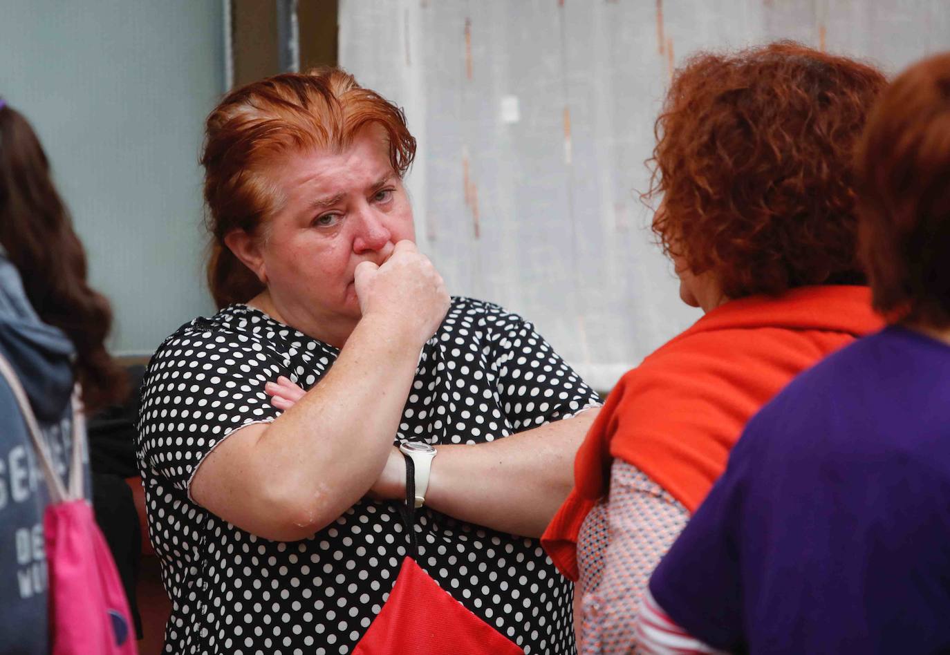 María del Carmen García, vecina del poblado minero de La Camocha, será desahuciada el lunes tras casi 50 años como arrendataria del inmueble. Tras la muerte de se marido, 'Mari', como la conocen en el barrio, asumió el alquiler de un inmueble que compartió durante años junto a sus diez hijos. Lo hizo con la garantía de que esa sería su vivienda de forma vitalicia, tal y como aseguró la empresa a todas las familias del poblado. Sin embargo, tras la quiebra de la mina y la entrada en juego de los administradores concursales, Mari, que ahora cuenta con 75 años, comenzó a recibir hace unos meses varias cartas en las que le comunicaban que por una serie de impagos procederían a su desaolojo.