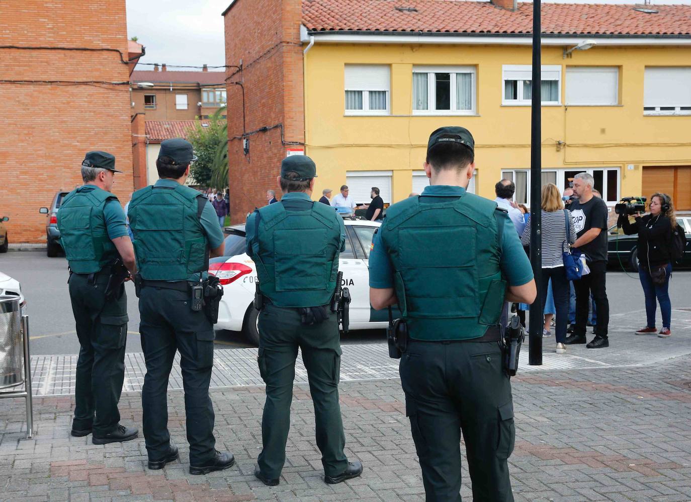 María del Carmen García, vecina del poblado minero de La Camocha, será desahuciada el lunes tras casi 50 años como arrendataria del inmueble. Tras la muerte de se marido, 'Mari', como la conocen en el barrio, asumió el alquiler de un inmueble que compartió durante años junto a sus diez hijos. Lo hizo con la garantía de que esa sería su vivienda de forma vitalicia, tal y como aseguró la empresa a todas las familias del poblado. Sin embargo, tras la quiebra de la mina y la entrada en juego de los administradores concursales, Mari, que ahora cuenta con 75 años, comenzó a recibir hace unos meses varias cartas en las que le comunicaban que por una serie de impagos procederían a su desaolojo.