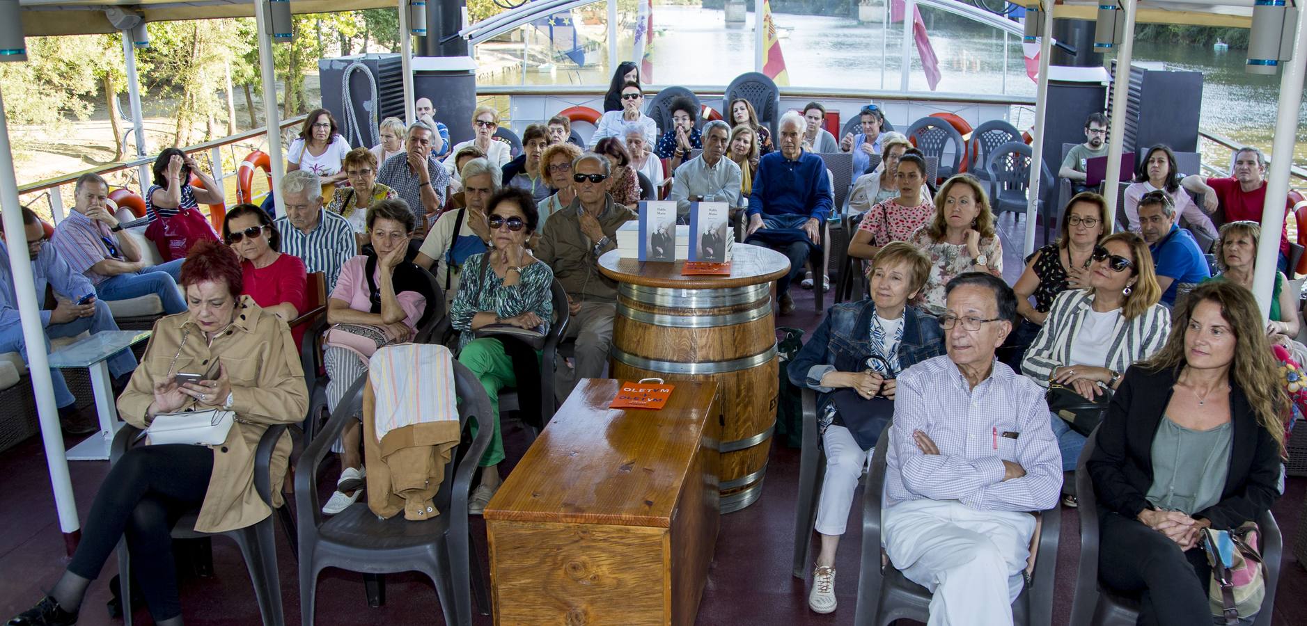 El encuentro tuvo lugar a bordo del barco La Leyenda del Pisuerga, en su cubierta superior, en un acto bautizado bajo el lema 'Cinco horas (y algo más) con Menchu'