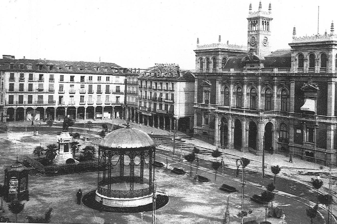 La Plaza Mayor a finales de los años 20. En 1927 se construyó el templete de la música que se trasladaría a las Moreras en 1935.