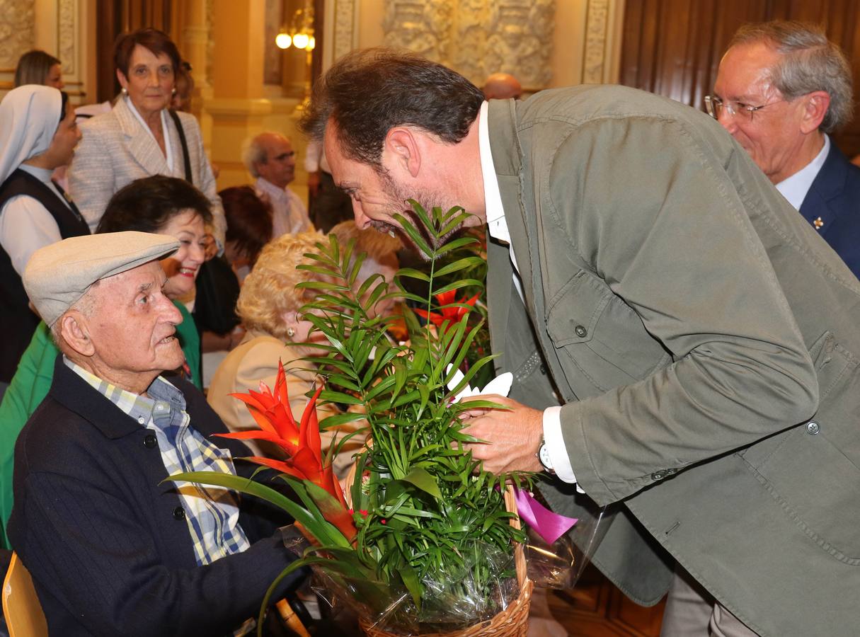 La ciudad rinde homenaje a los 140 vecinos de la capital que han cumplido cien años