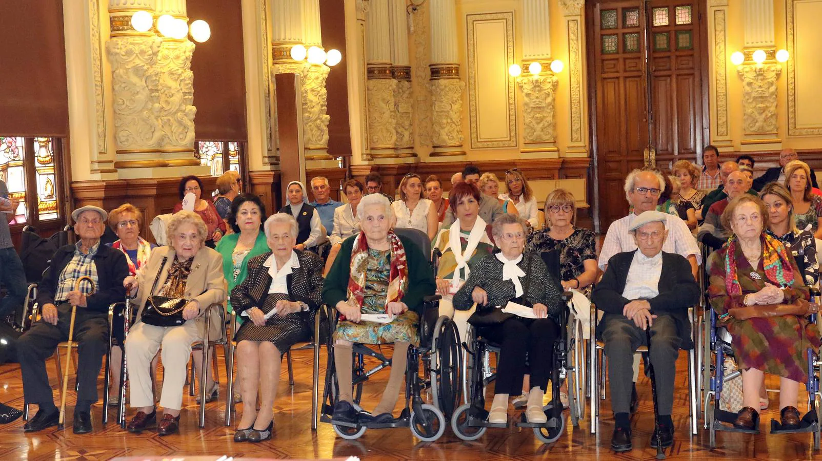 La ciudad rinde homenaje a los 140 vecinos de la capital que han cumplido cien años