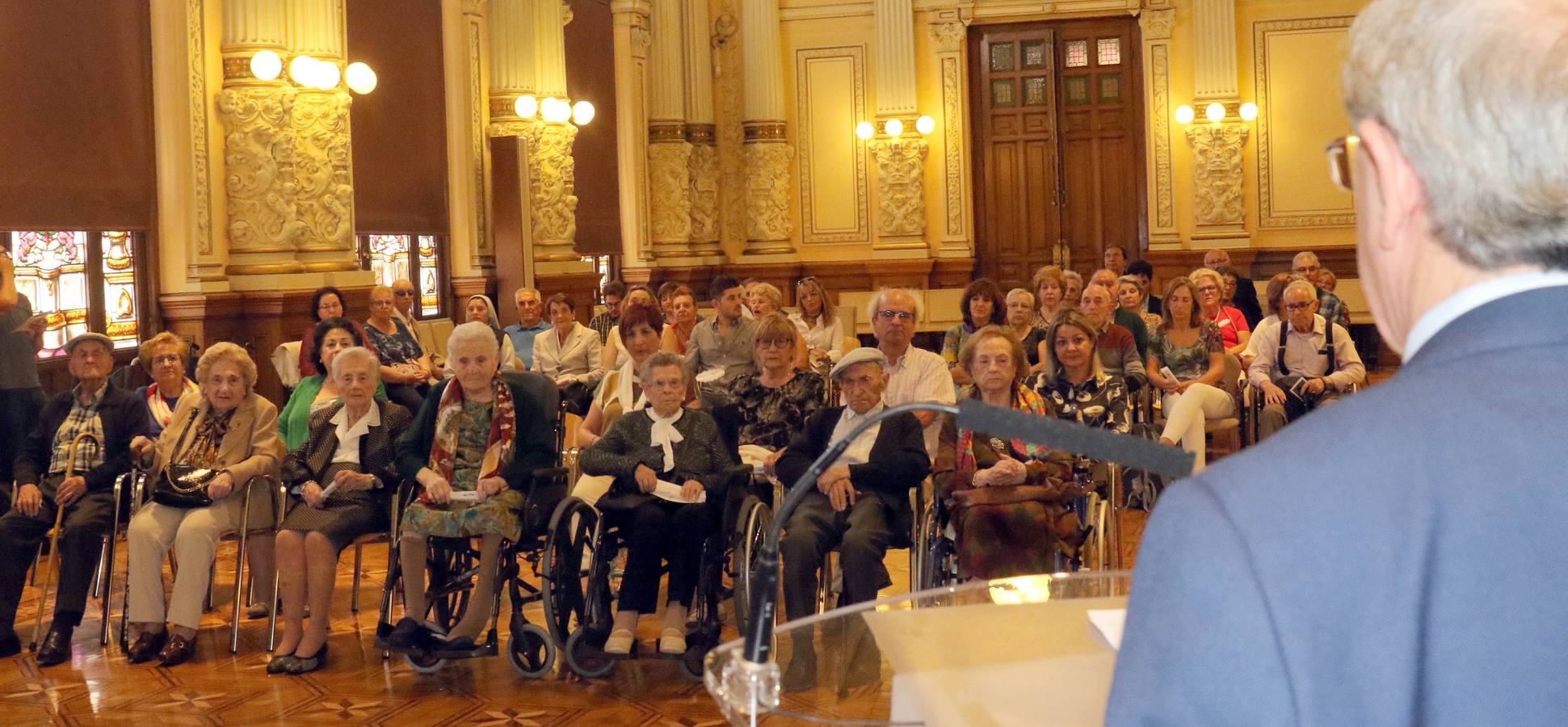 La ciudad rinde homenaje a los 140 vecinos de la capital que han cumplido cien años