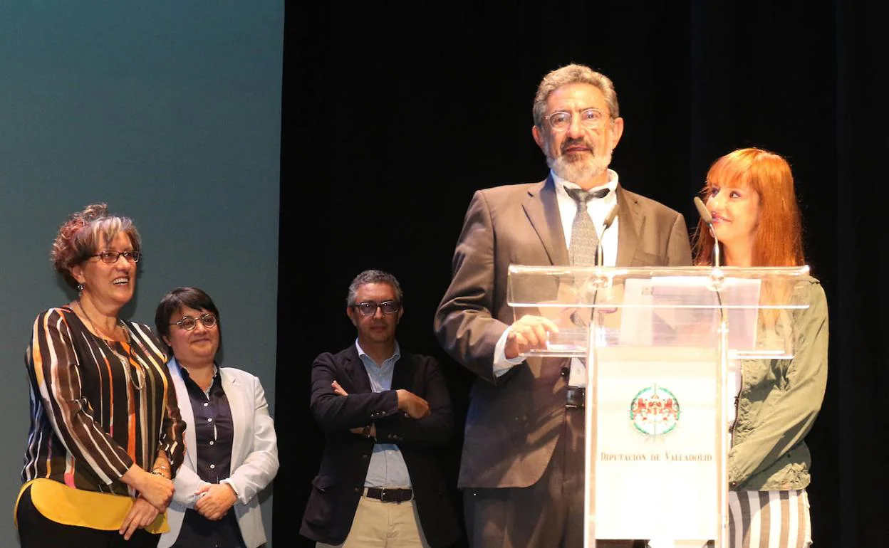 Ángel Santaolaya recibe el primer premio a la promoción de los derechos sexuales y reproductivos que han instituido la asociación Dialogasex y el Foro Feminista. 
