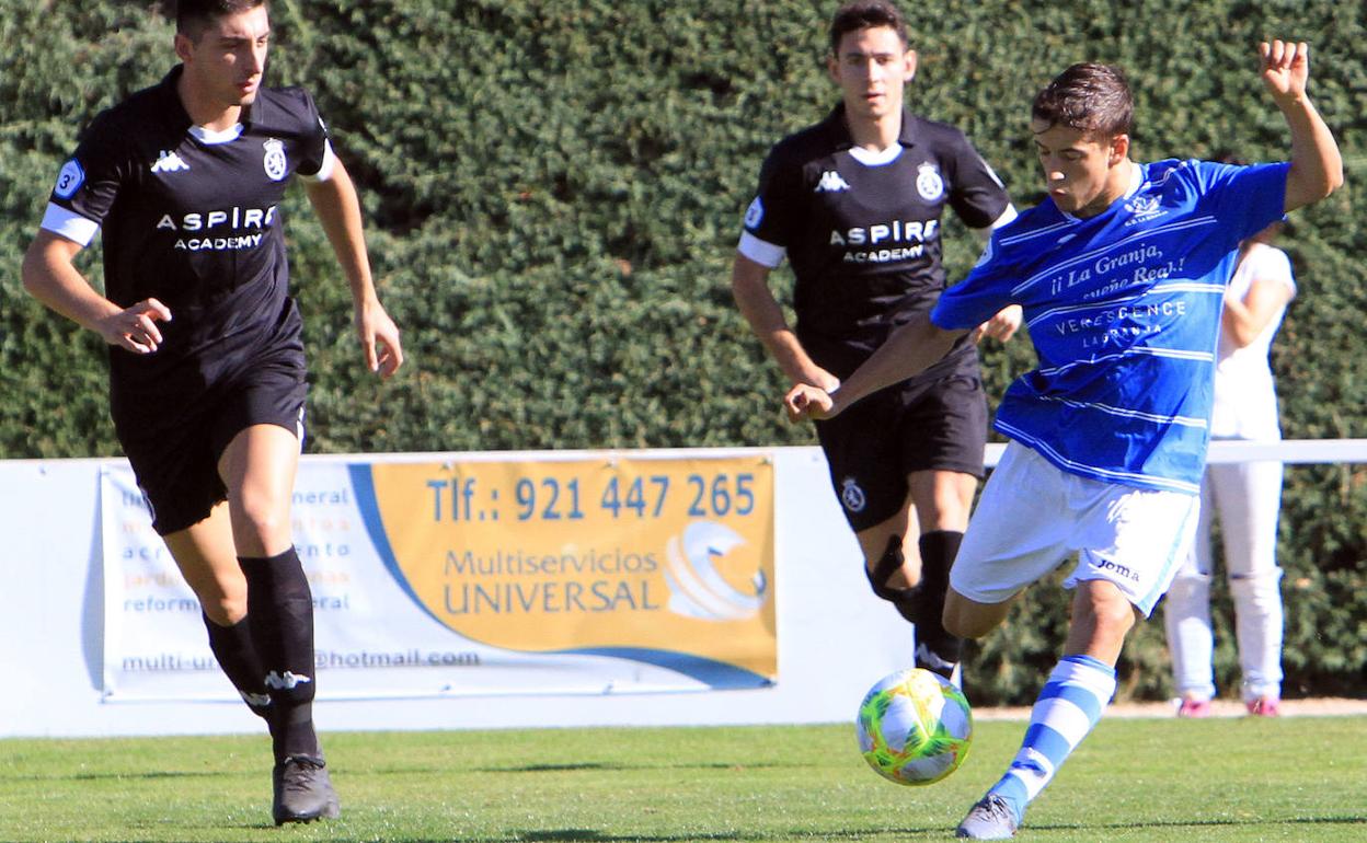 Un jugador del CD La Granja golpea el balón en el último partido de Liga.