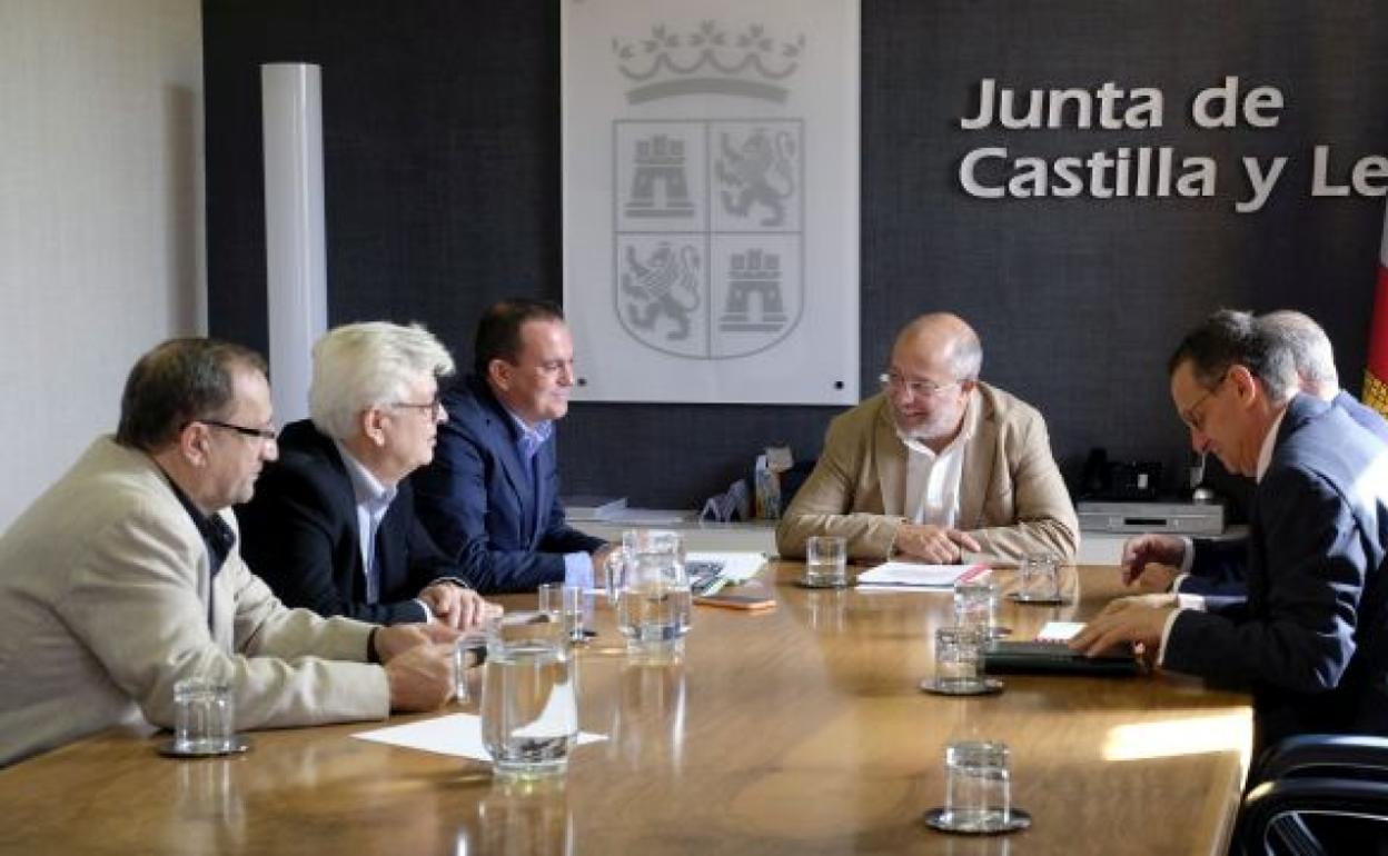 Reunión de Francisco Igea con representantes de Zamora10 y el presidente de la Diputación, Francisco José Requejo.