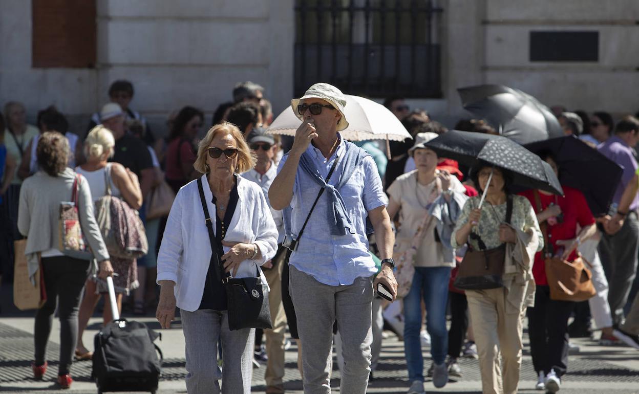 Turistas paseando por Madrid.