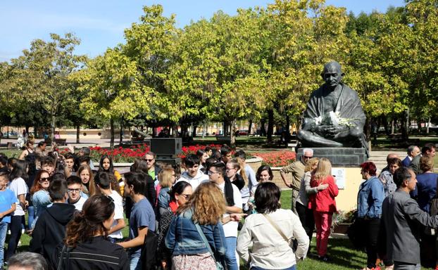 Galería. Homenaje a Gandhi en el Parque de la Paz.