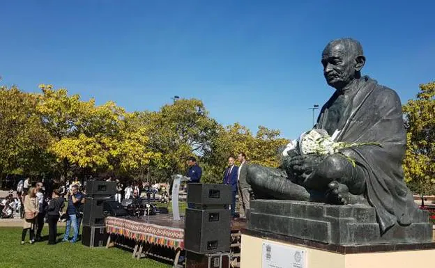 Acto en el Parque de la Paz de Delicias junto a la estatua de Gandhi. 