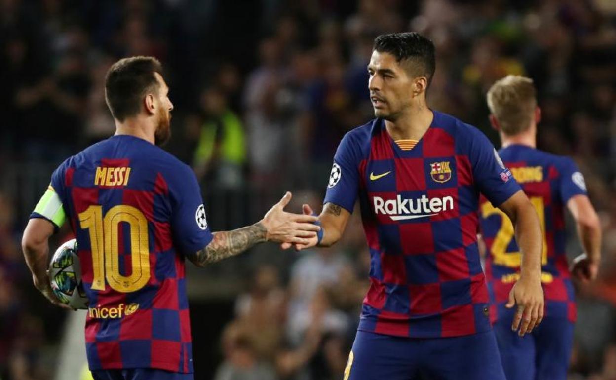 Messi felicita a Luis Suárez tras uno de los goles del uruguayo. 