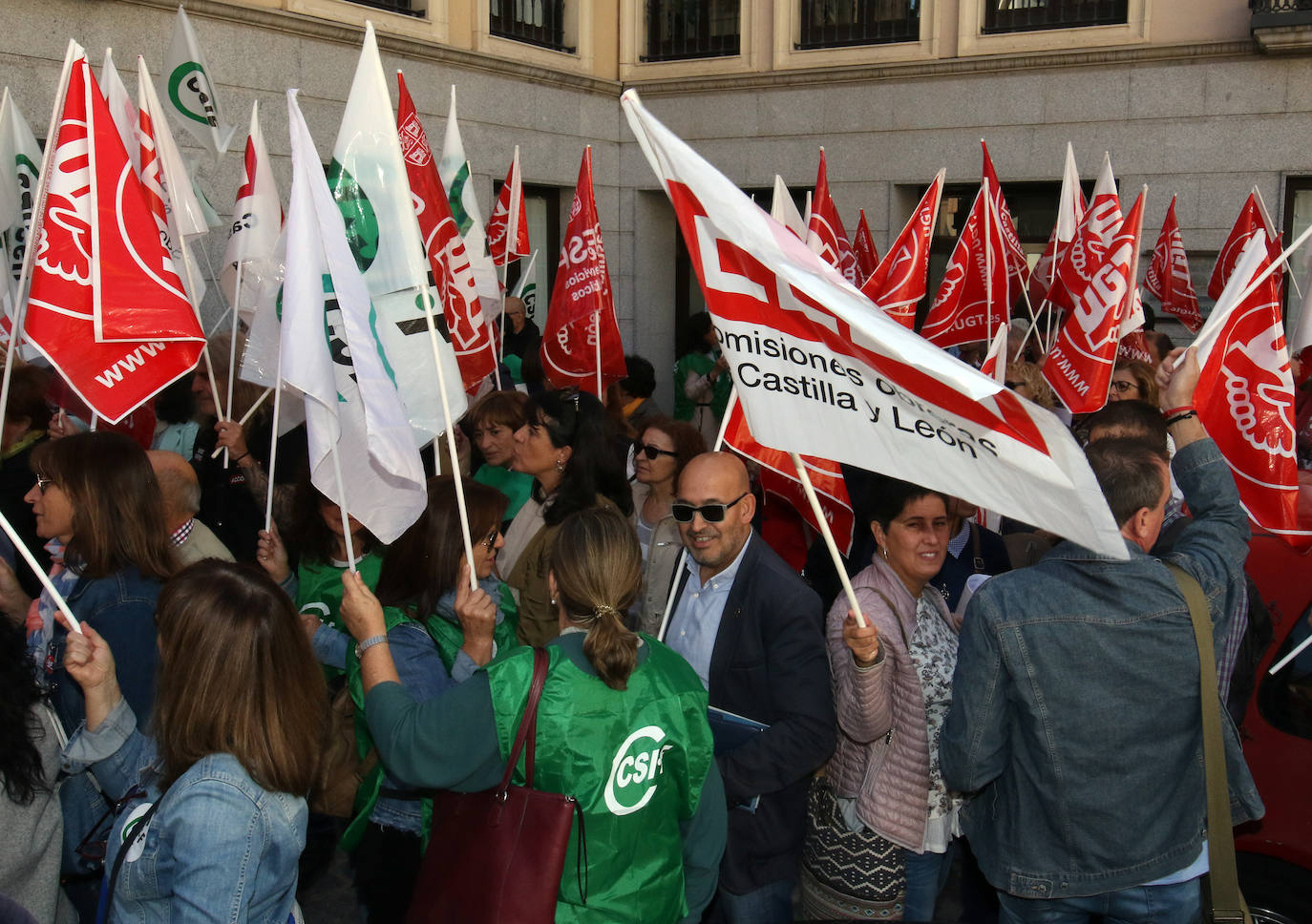 Los funcionarios se concentraron a las puertas de la delegación de la Junta