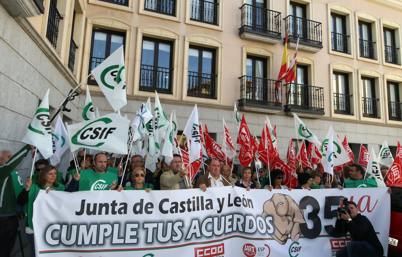 Los funcionarios se concentraron a las puertas de la delegación de la Junta