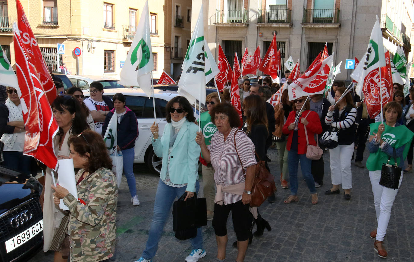 Los funcionarios se concentraron a las puertas de la delegación de la Junta