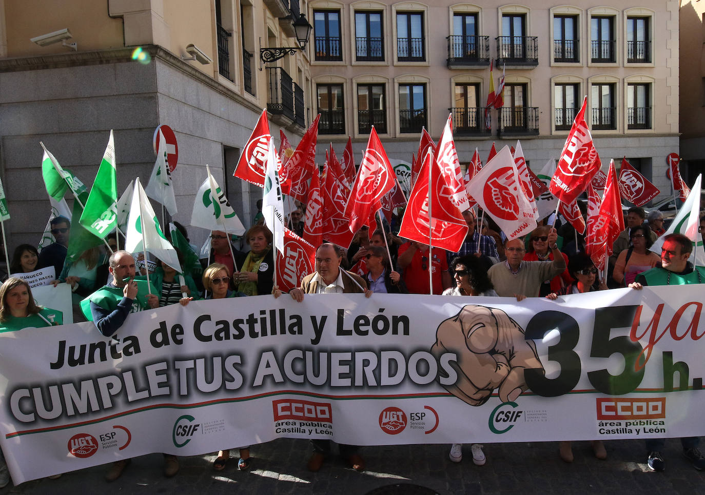 Los funcionarios se concentraron a las puertas de la delegación de la Junta