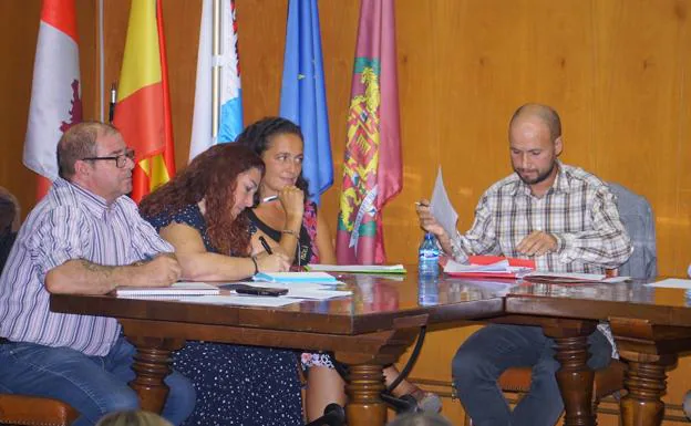 Roberto Sánchez, a la izquierda, y los tres concejales más de antovenia Toma la Palabra. 