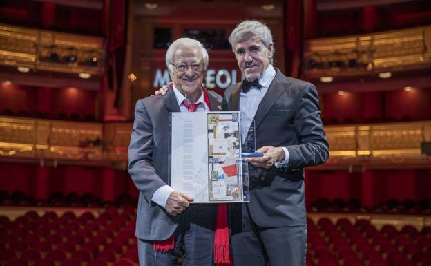 José Moro con el Padre Ángel, en el Teatro Real. 