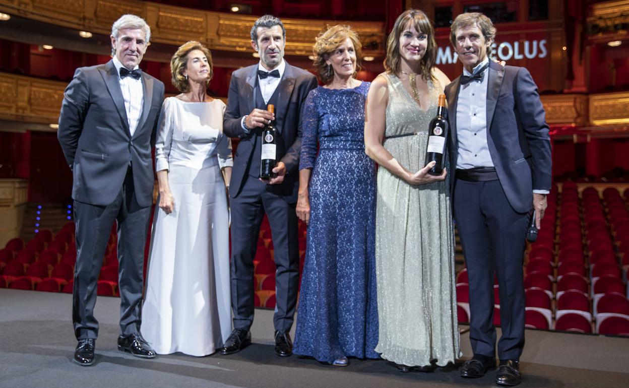 Los hermanos José, Javier, Rubí y Fabiola Moro Espinosa posan con Luis Figo e Irene Villa, en el escenario del Teatro Real, en Madrid. 