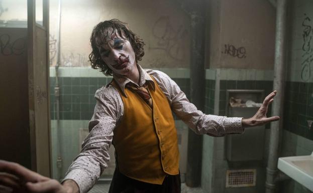 Joaquin Phoenix, caracterizado como el Joker.