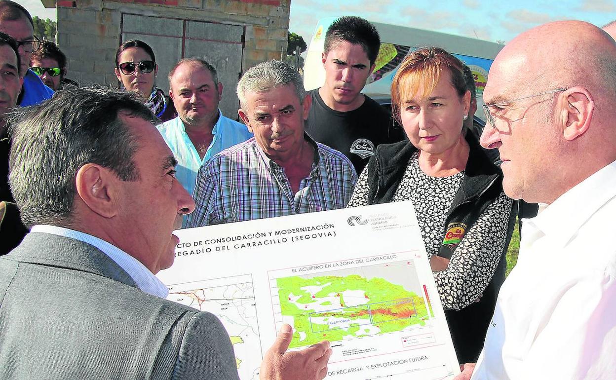 El consejero, Jesús Julio Carnero, explica el proyecto de la recarga a los productores de la zona del Carracillo. 