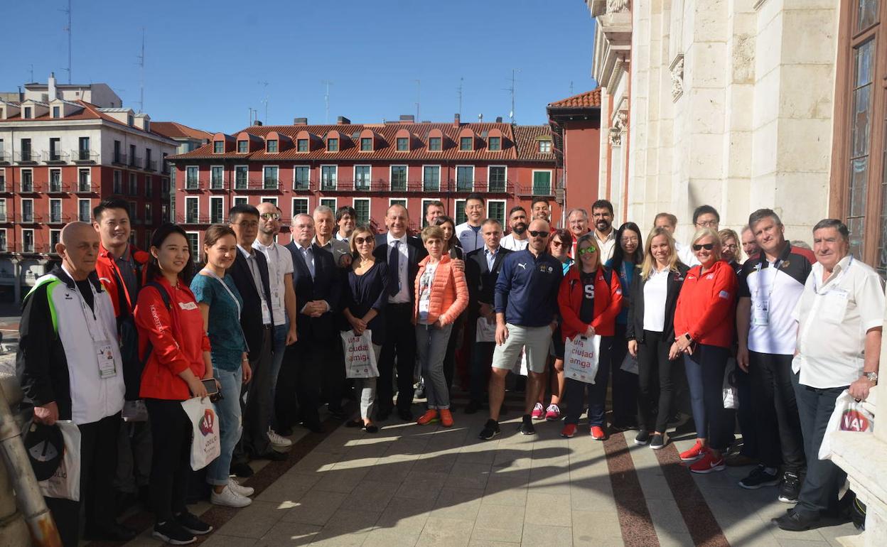 La delegación de gimnastas recibida en el Ayuntamiento. 