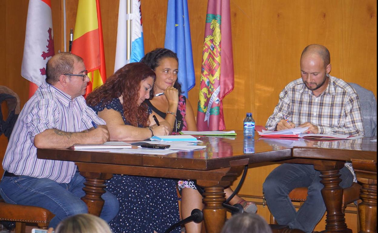 Los cuatro concejales de Santovenia Toma la Palabra en el pleno municipal del jueves por la noche. 