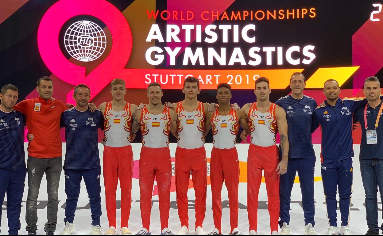 Ray Zapata (2d), con el equipo español que competirá en los Mundiales de Stuttgart. 