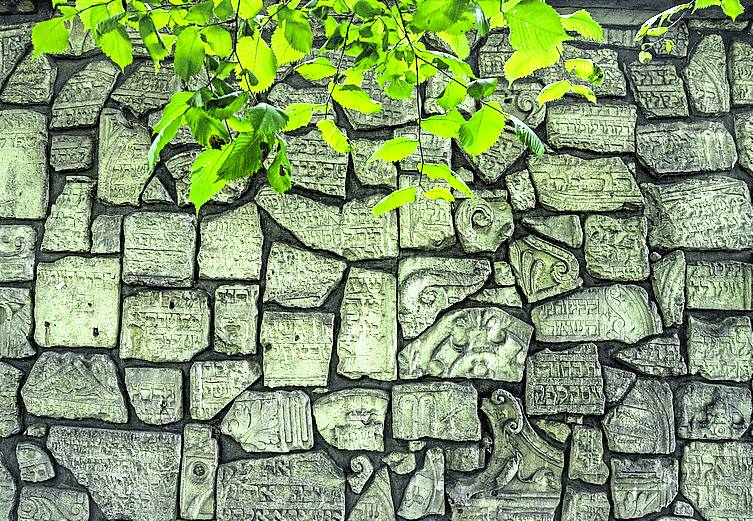 Imagen secundaria 1 - La Deutsche Emailwarenfabrik, la fábrica de Schindler, luce a la puerta fotos de los judíos que integraban su lista. Muro de lápidas rotas del cementerio y sinagoga Remuh. Chicas hebreas bailan en la Plaza de los Héroes, junto a la botica de Tadeusz Pankiewicz.