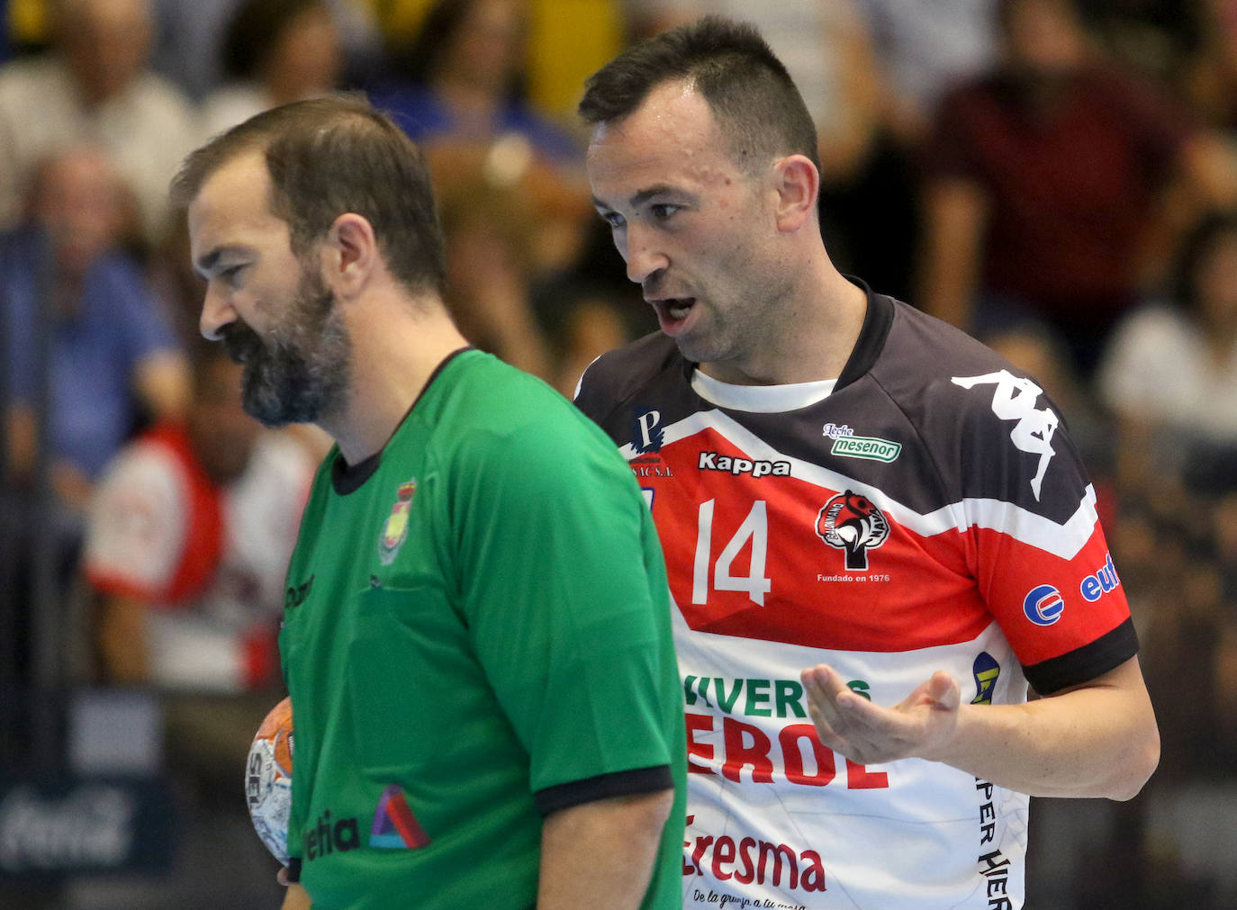 Partido entre el Balonmano Nava y el Logroño 