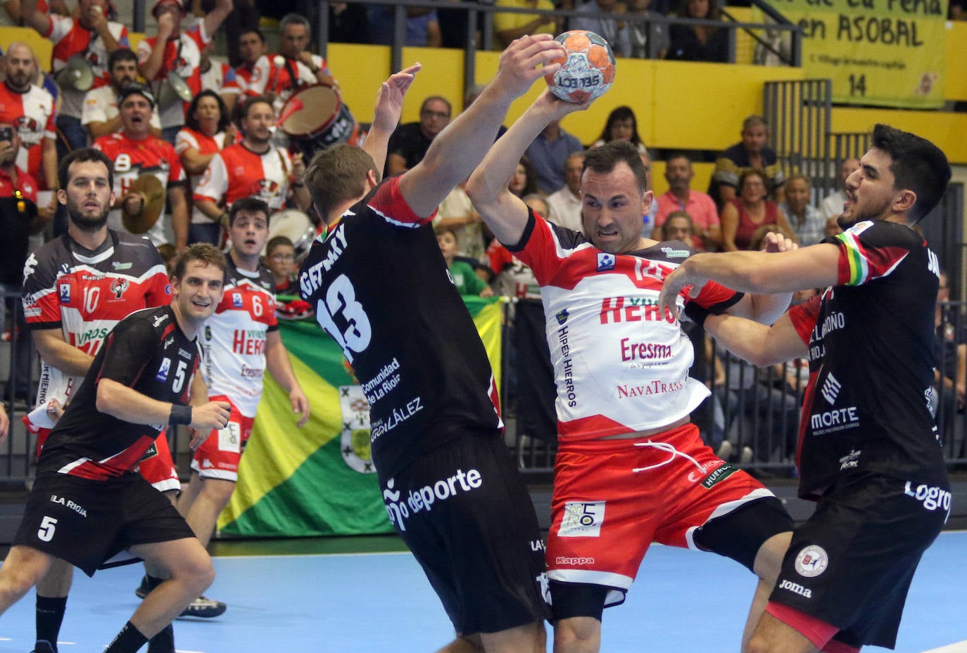 Partido entre el Balonmano Nava y el Logroño 