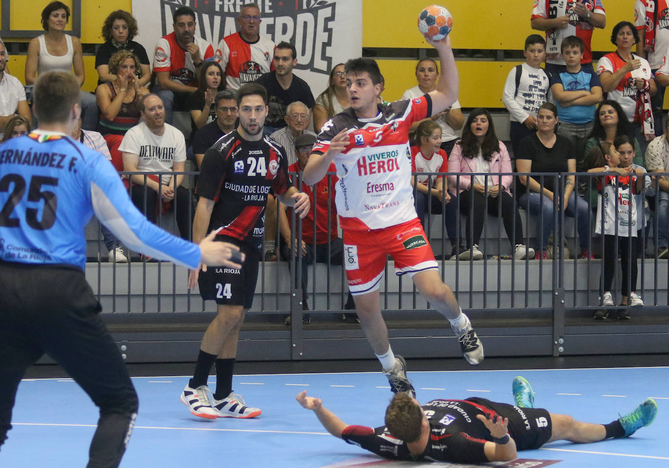 Partido entre el Balonmano Nava y el Logroño 