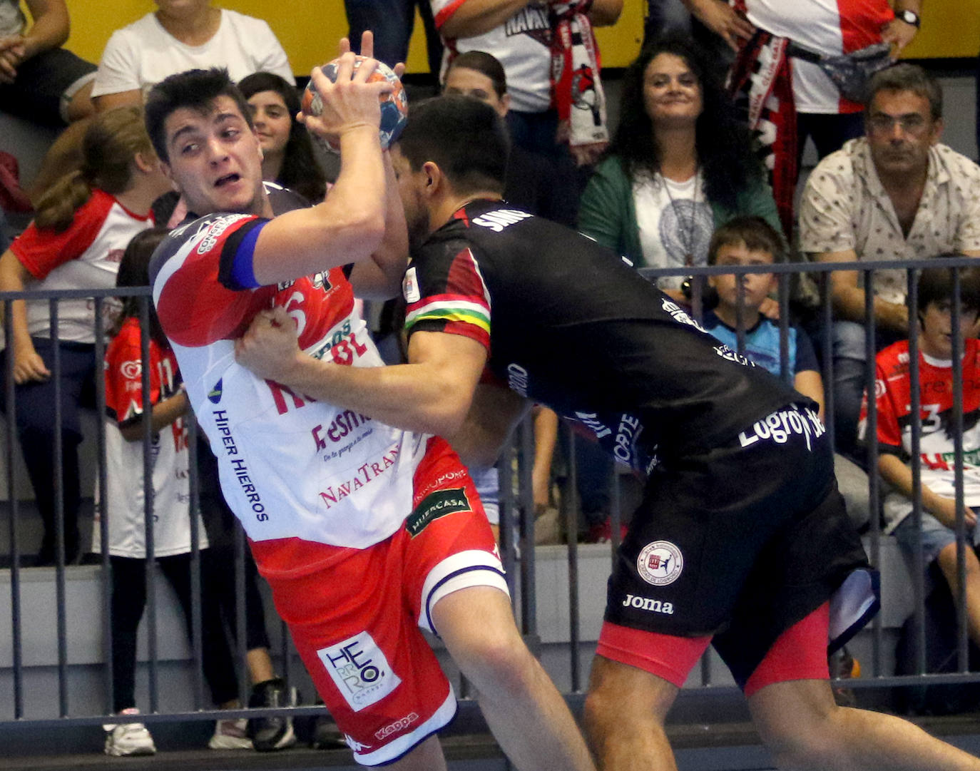 Partido entre el Balonmano Nava y el Logroño 