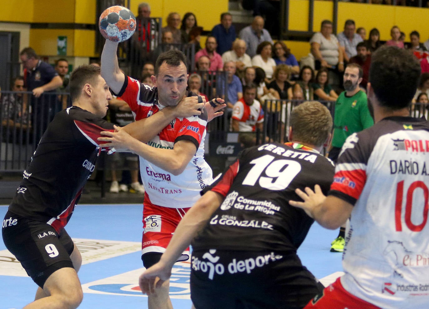 Partido entre el Balonmano Nava y el Logroño 