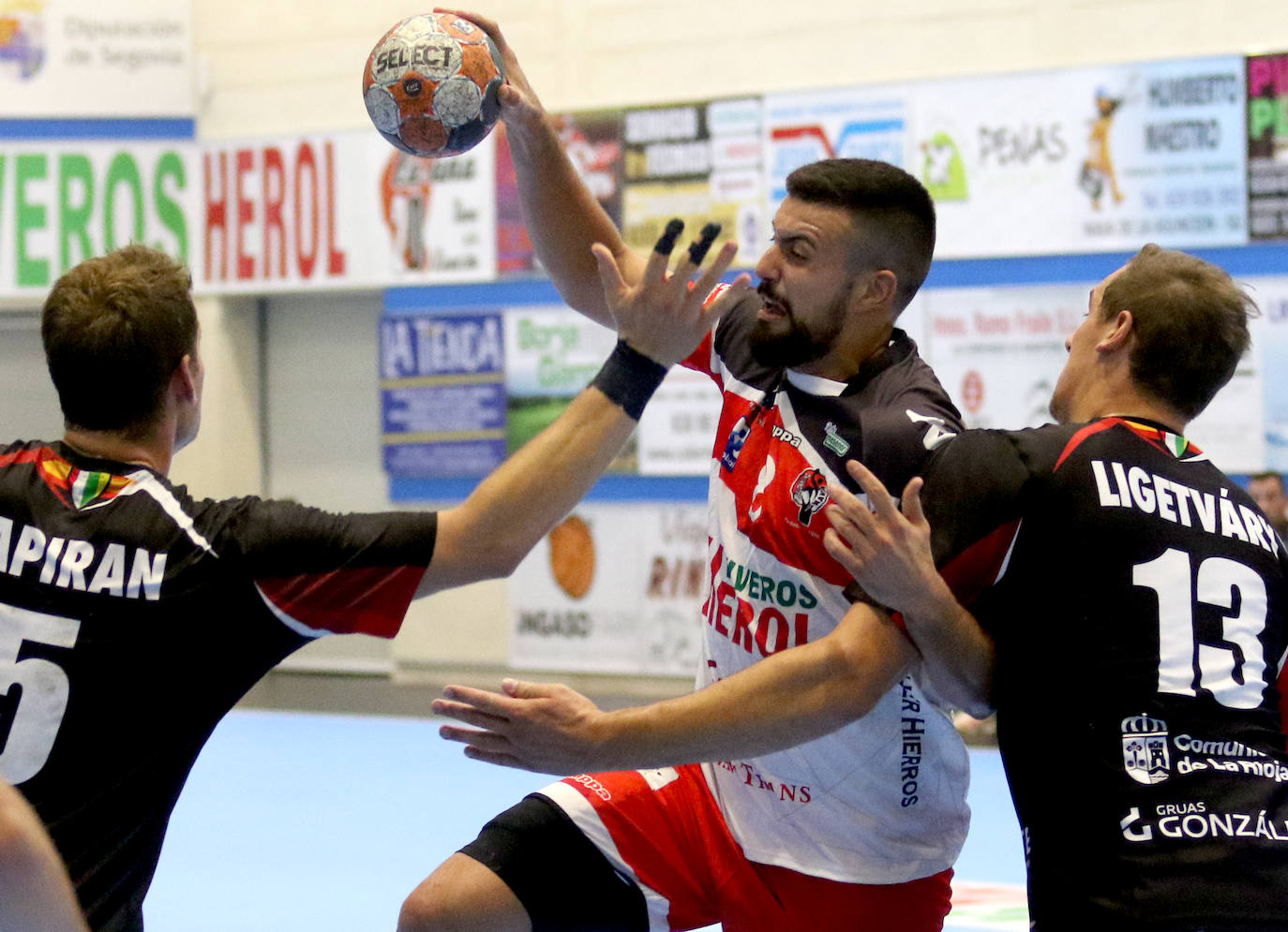 Partido entre el Balonmano Nava y el Logroño 