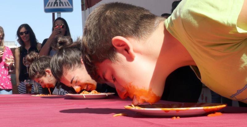 Participantes en el concurso de comer sin manos en el barrio de Pilarica de Valladolid.