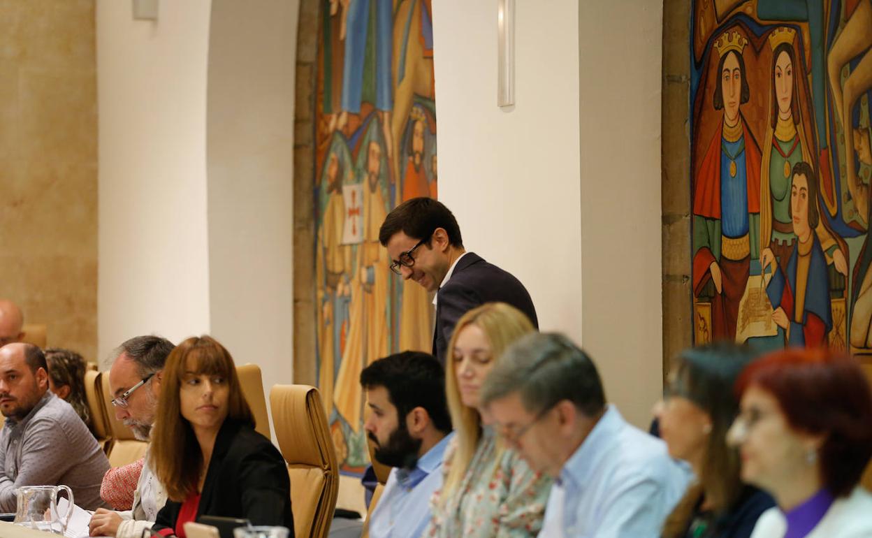 Mateos bromea con sus compañeros del grupo socialista.