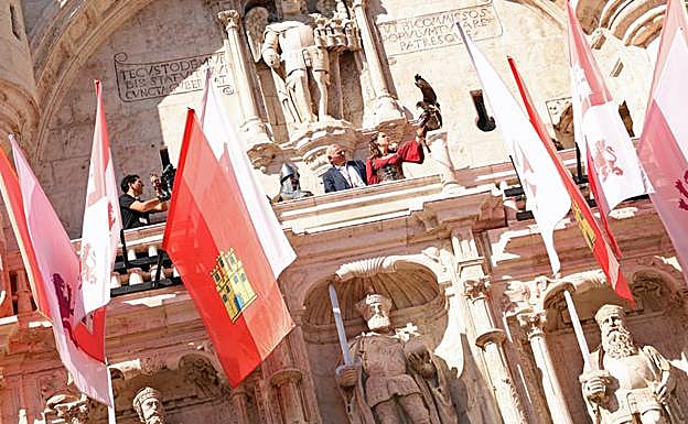 Una rapaz ha llegado hasta el Arco de Santa María para anunciar el comienzo del pregón de Álex Grijelmo. 