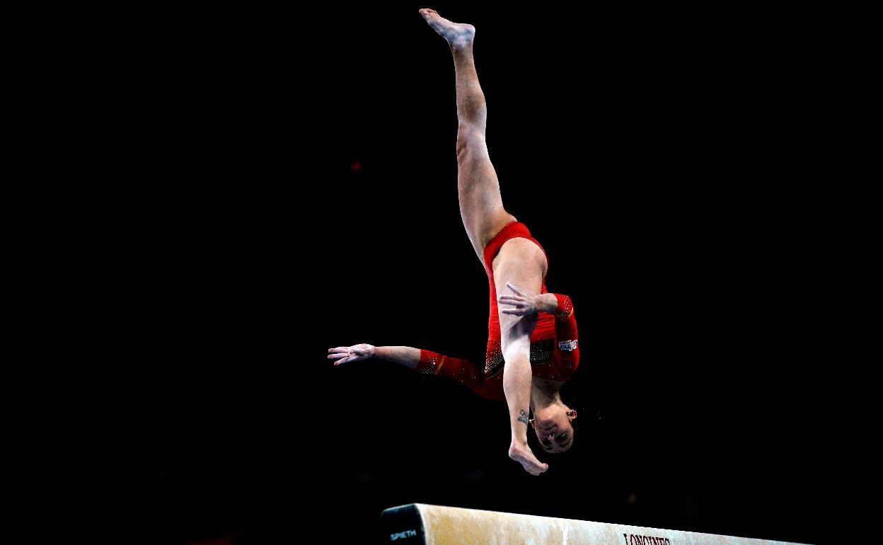 Ana Perez en su ejercicio durante los Mundiales FIG en Stuttgart 