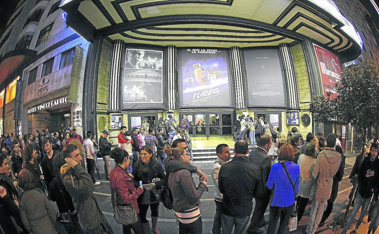 Imagen de asistentes a una convocatoria de la Fiesta del Cine en la Gran Vía de Madrid. 