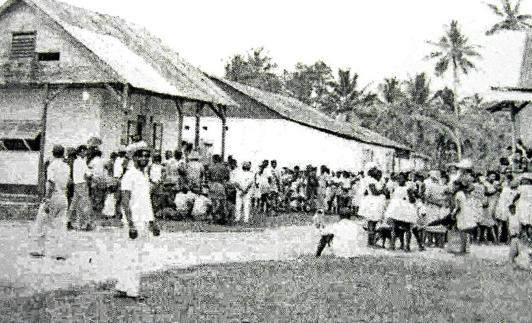 Los habitantes de la isla de Diego García, el día de abril de 1971 en que fueron convocados para notificarles su expulsión. 